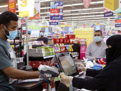 گرانی مردم عربستان را به فروشگاه‌ها کشاند