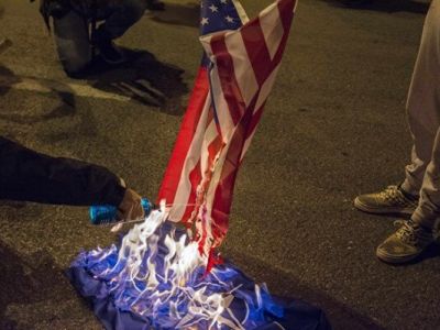 معترضان پرچم آمریکا را در مقابل کاخ سفید آتش زدند