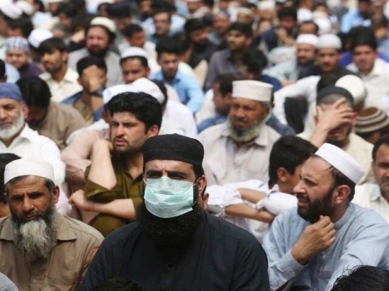 پاکستانی‌ها علیه کرونا/ نماز جمعه با وجود ممنوعیت برگزار شد 