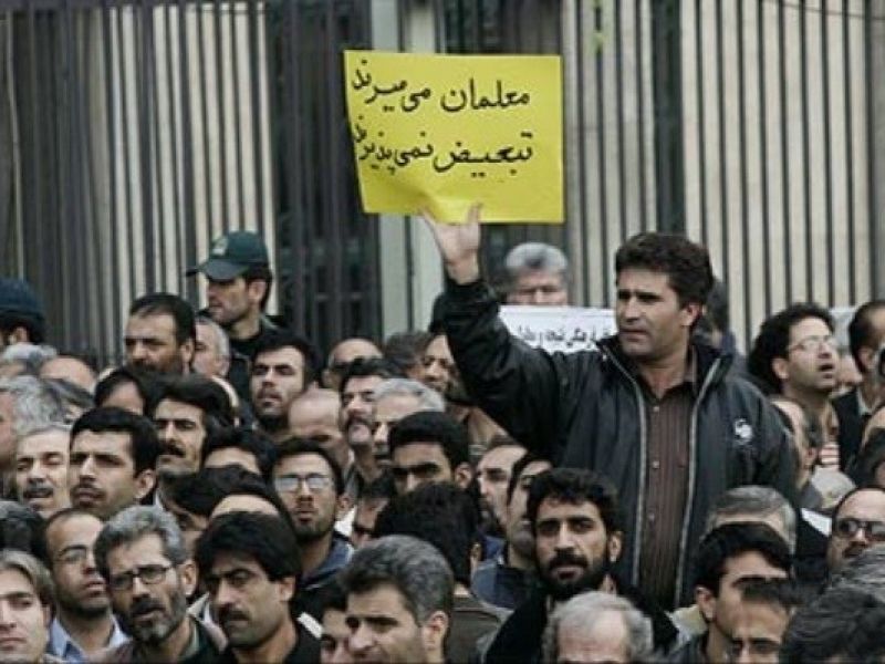 تجمع معلمان بازنشسته مقابل وزارت کار در تهران