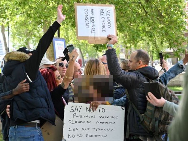 لندنی‌ها در خانه نمی‌مانند/ پلیس معترضان را دستگیر کرد