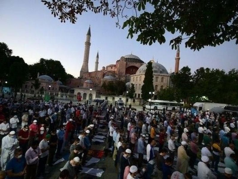 اقامه نماز جماعت مقابل مسجد ایاصوفیه