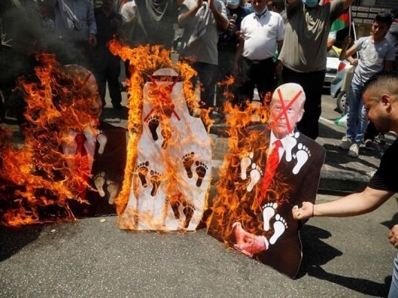 عکس‌های ترامپ، بن زاید و نتانیاهو به آتش کشیده شد