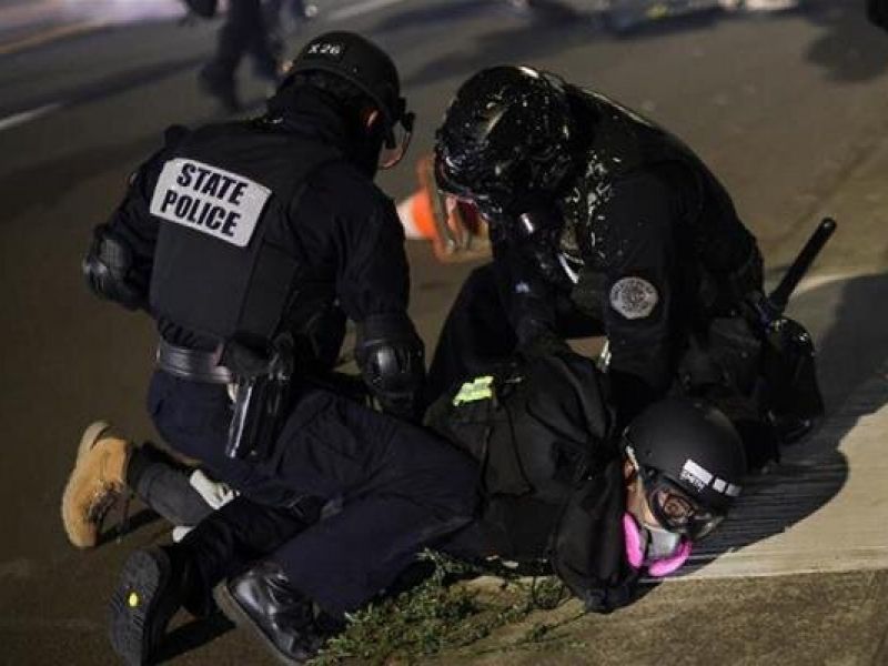 پلیس آمریکا دهها معترض را در پورتلند اورگن بازداشت کرد