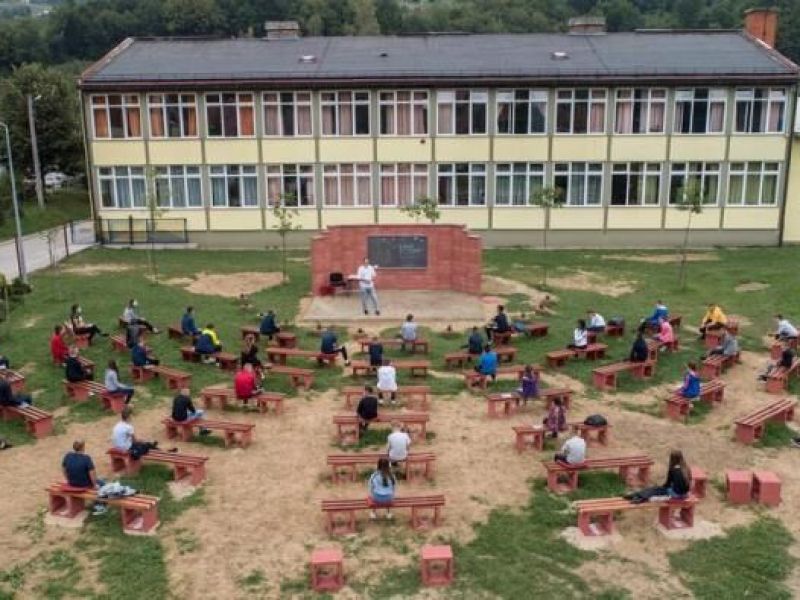 ابتکار معلمان بوسنیایی برای جلوگیری از ابتلای دانش آموزان به کرونا